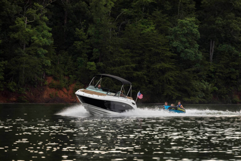 Find a thrill seeking ride in the Sea Ray SDX 250 Find a thrill seeking ride in the Sea Ray SDX 250